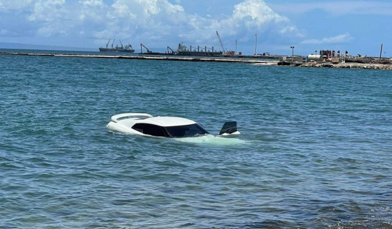 Video quay khoảnh khắc siêu xe Nissan GT-R trôi xuống biển vì một sai lầm mà không ít người mắc phải