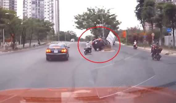 Video: Tránh "nữ Ninja" vượt đèn đỏ, tài xế lái ô tô Mazda CX-5 đánh lái gấp, tông vào dải phân cách