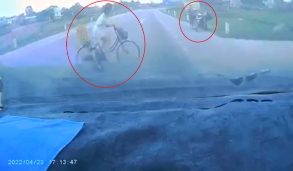 Video: Ô tô tông liên hoàn 2 cháu bé sang đường và 2 người phụ nữ đang đứng nói chuyện tại Thanh Hóa