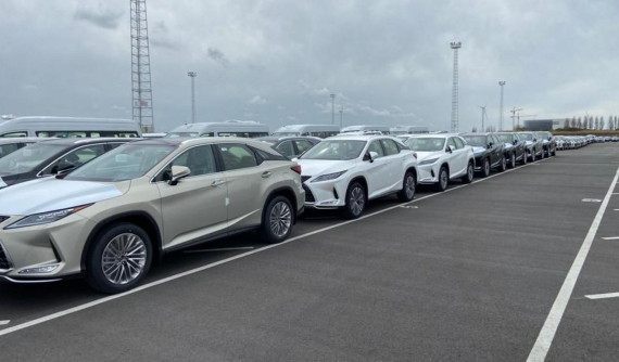 Hàng nghìn chiếc ô tô hạng sang bị mắc kẹt tại cảng vì không xuất được sang Nga