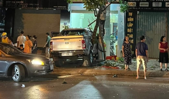 Khoảnh khắc xe bán tải tông xe máy, lao lên vỉa hè, hất văng người đi bộ vào cửa nhà dân tại Sơn La