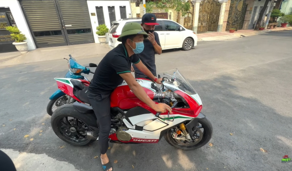 Hoàng Kim Khánh trải nghiệm xe Ducati Panigale V4 Speciale sản xuất giới hạn 1.500 xe trên thế giới
