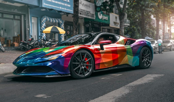 Đại gia lan đột biến diện áo mới cho siêu xe Ferrari SF90 Stradale để chơi lễ, màu áo không thể nổi bật hơn