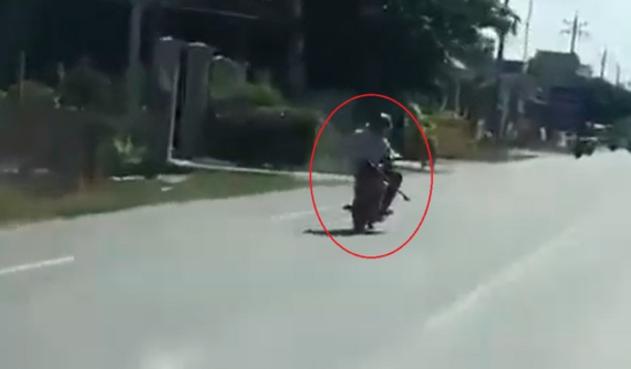 Video: Người đi xe máy có biểu hiện không bình thường, liên tục lạng lách, lấn làn rồi tông trực diện ô tô