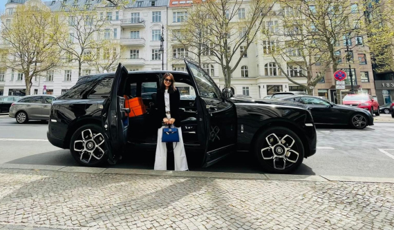 Tậu Mercedes-AMG G63 ở Việt Nam, doanh nhân này chốt đơn Rolls-Royce Cullinan Black Badge ở nước ngoài