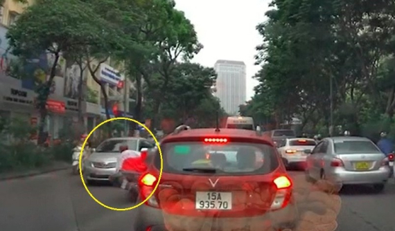 Video: Vượt ẩu và phanh gấp, người phụ nữ đi Honda SH ngã xuống đường, đập đầu vào ô tô