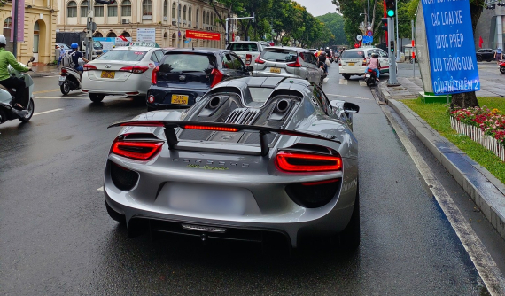 Doanh nhân Sài thành cho siêu xe Porsche 918 Spyder đi phượt dịp lễ 30/4, kẹt xe kéo dài trên cao tốc Long Thành - Dầu Giây