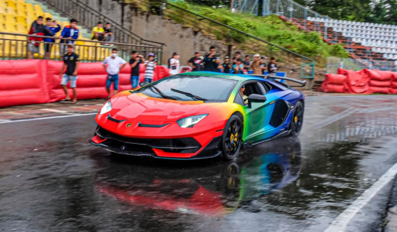 Video: Siêu xe Lamborghini hàng hiếm được mang ra tăng tốc trên sân vận động với mặt đường trơn trượt