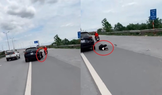 Video: Người phụ nữ đu bám trên cửa xe Mazda CX-5 rồi ngã xuống đường, suýt bị cán trúng