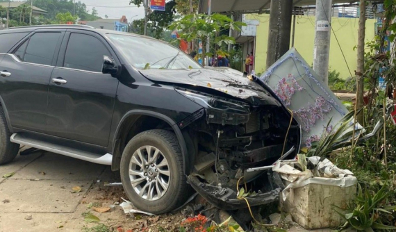 Video: SUV 7 chỗ Toyota Fortuner lao sang làn đường ngược chiều, tông văng 2 người đi xe máy tại Hòa Bình