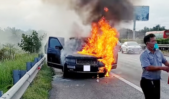 Video quay khoảnh khắc xe Range Rover cháy rụi trên cao tốc Long Thành - Dầu Giây