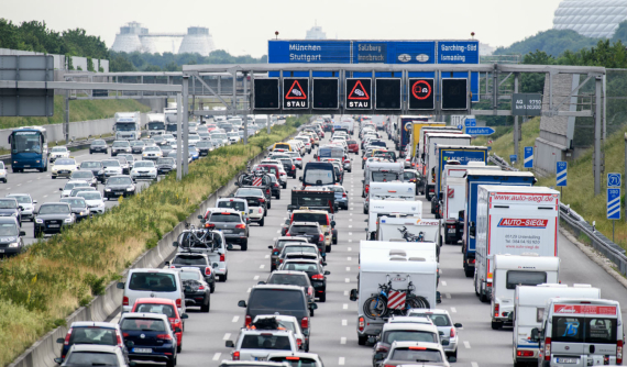 Câu lạc bộ xe hơi lớn nhất châu Âu kêu gọi các thành viên lái ô tô ít hơn để giảm lệ thuộc vào dầu khí Nga