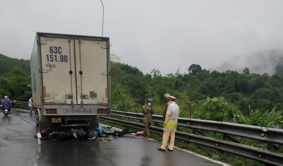 Video quay khoảnh khắc ô tô Hyundai Santa Fe tông 3 xe máy khiến 2 người phụ nữ tử vong trên đèo Bảo Lộc
