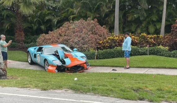 Người đàn ông đâm hỏng chiếc siêu xe Ford GT mới mua vì không quen dùng số sàn