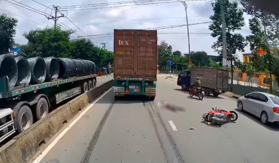 Video: Tự va chạm với xe đầu kéo, người phụ nữ nằm bất động trên đường