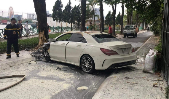 Video quay cảnh chiếc xe hạng sang Mercedes-Benz CLA cháy ngùn ngụt trên đường ven Hồ Tây