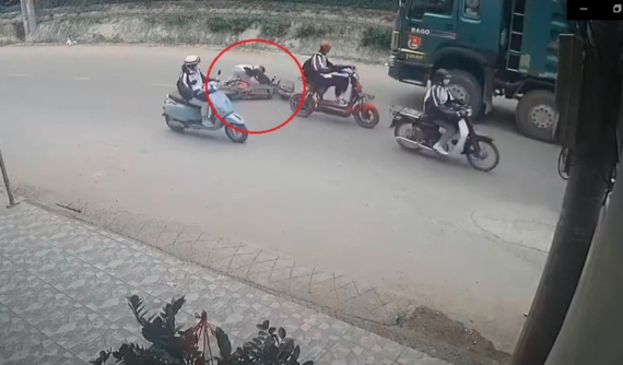 Video: Tự ngã xuống đường, nam sinh đi xe máy điện bị xe ben cán tử vong