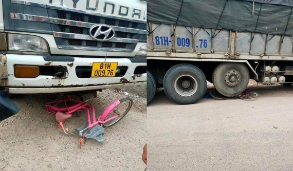 Video: Ô tô tải va chạm liên hoàn với 2 nữ sinh đi xe đạp trong vụ tai nạn rợn tóc gáy tại Bắc Giang