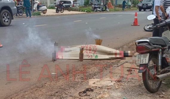 Video: Ô tô tải vượt ẩu, va chạm trực diện với xe máy khiến 1 người tử vong tại Bình Phước