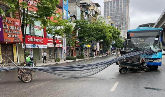 Hà Nội: Bó thép trên xe tự chế xuyên thủng kính lái của xe buýt