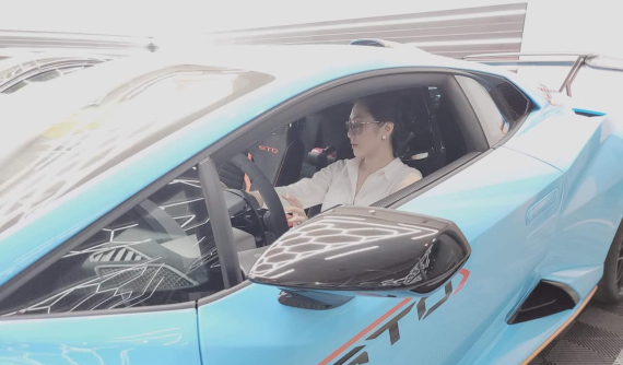Nữ ca sĩ Hà Thanh Xuân - vợ mới cưới của "vua cá Koi" Thắng Ngô - từng chia sẻ ảnh ngồi thử siêu xe của ông anh