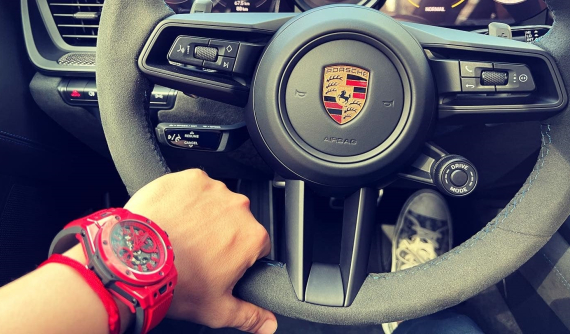 Chiếc đồng hồ trên cổ tay của Minh "Nhựa" sau vô lăng xe Porsche 911 GT3 2022 là hàng đỉnh cao, phiên bản giới hạn, giá ngất ngưởng