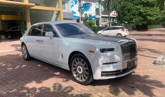Không chỉ dài, sang và siêu đắt, cặp đôi Rolls-Royce Phantom màu trắng này còn là bản giới hạn của 2 đại gia Việt