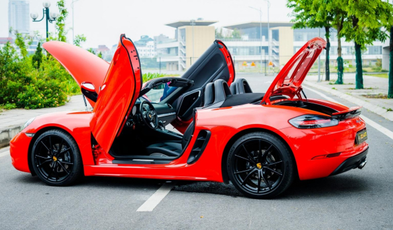 Porsche 718 Boxster độ cửa cắt kéo ấn tượng của dân chơi Việt