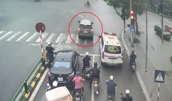 Vi phạm giao thông để nhường đường cho xe ưu tiên thì có bị phạt không?