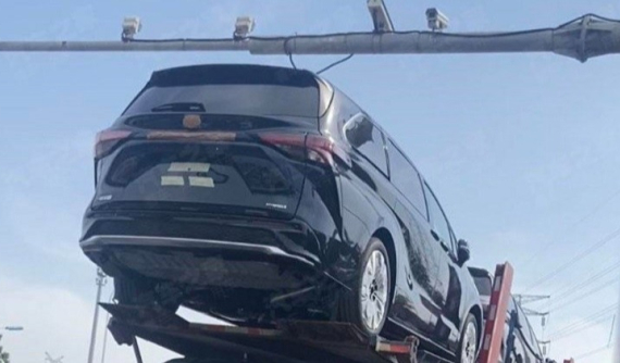 Bắt gặp Toyota Granvia 2022 - đối thủ mới của Kia Carnival - trên đường đến đại lý