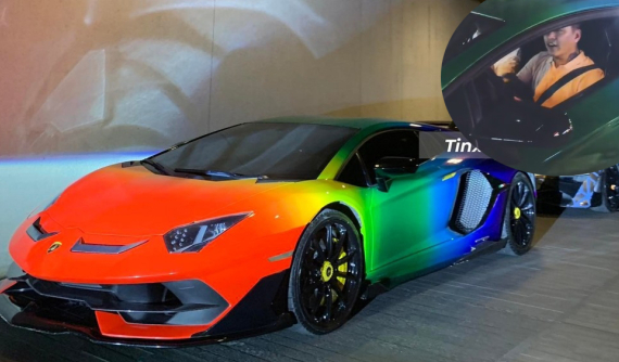 Video: Tuấn Hưng thích thú trải nghiệm siêu xe Lamborghini Aventador SVJ ở Sài thành