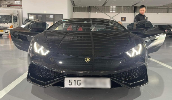 Về nước được 4 năm, siêu xe Lamborghini Huracan LP610-4 nhập chính hãng này chỉ mới lăn bánh hơn 4.000 km