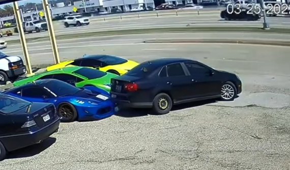 Video: Lùi ô tô trúng đầu siêu xe Ferrari độ khủng, tài xế nhanh chóng cho xe bỏ chạy khỏi hiện trường vụ việc