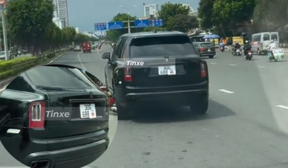 Xe đắt tiền Rolls-Royce Cullinan Black Badge lăn bánh tại Sài Gòn bị che biển số