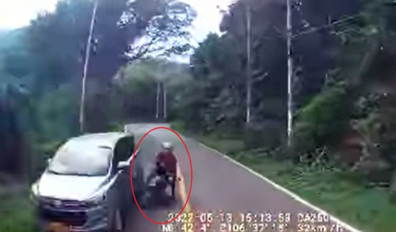 Video: Ô tô cán tử vong người đi xe máy và tông gãy cột điện trong vụ tai nạn gây tranh cãi