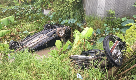 Video: Ô tô "drift" như trong phim, tông trúng xe máy và lật ngửa dưới mương khiến 4 người tử vong