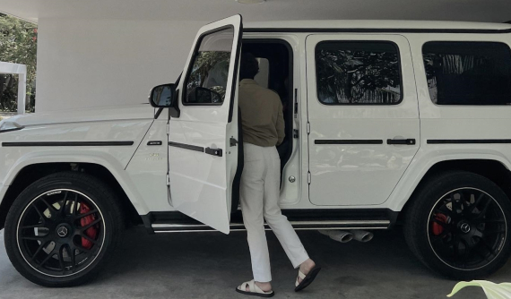 Sơn Tùng M-TP tung ảnh cùng Mercedes-AMG G63 đập tan tin đồn bán xe