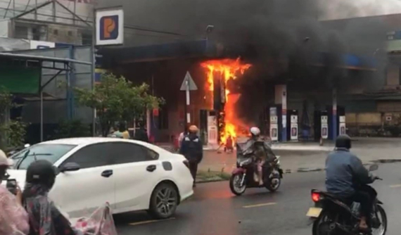 Video quay cảnh chiếc ô tô Kia Cerato và cây xăng bốc cháy ngùn ngụt tại Huế