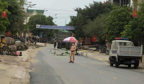 Video: Mở cửa thiếu quan sát, tài xế ô tô con khiến người phụ nữ đi xe đạp điện tử vong dưới bánh xe ben