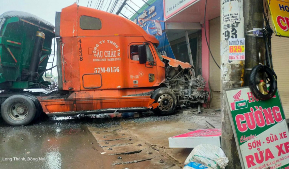 Video: Va chạm với xe ben sang đường, xe đầu kéo bốc cháy rồi lao vào cửa nhà dân