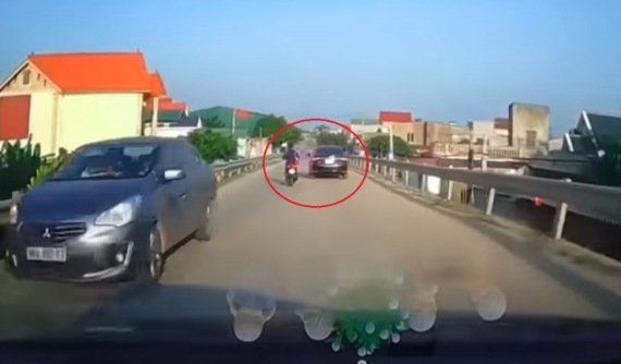 Video: Nghi là đuổi theo ô tô để đưa điện thoại, "nữ Ninja" điều khiển Honda SH gây tai nạn còn chửi nạn nhân