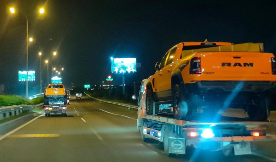 Cặp đôi siêu bán tải Ram 1500 TRX về Việt Nam với màu sơn nổi bật, giá bán cao hơn cả xe Range Rover chính hãng