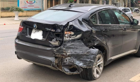Video quay khoảnh khắc ô tô tải "phóng như bay", tông trúng đuôi SUV hạng sang BMW X6