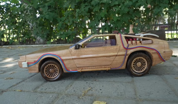 Xe thể thao huyền thoại DeLorean DMC-12 từ phim "Back to the Future" biến hóa thành mô hình gỗ chi tiết