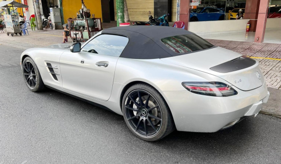Mercedes-Benz SLS AMG GT Roadster độc nhất Việt Nam được chủ nhân cho "tắm nắng" sau nhiều năm cất ở garage