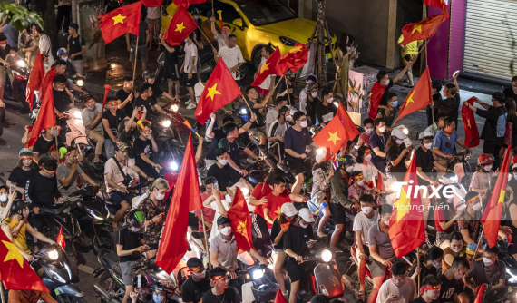 Vỡ òa trong niềm vui vô địch SEA Games 2022, người dân Thủ đô tràn ra đường ăn mừng