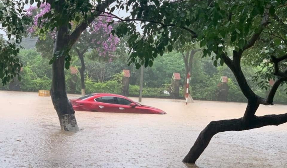 Đường phố Hà Nội và Vĩnh Phúc "biến thành sông" sau cơn mưa lớn, người dân chật vật đi làm sáng đầu tuần