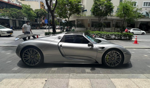 Video: Siêu xe hypercar Porsche 918 Spyder của doanh nhân ngành bán lẻ dạo phố tại Sài thành
