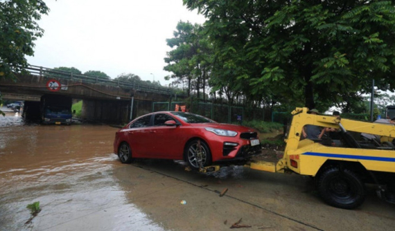 7 điều cần lưu ý trước khi quyết định lái xe vượt qua con đường ngập nước