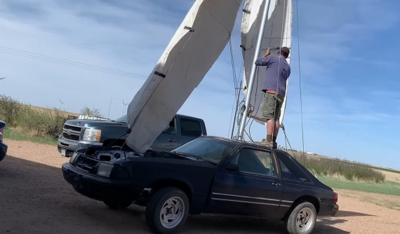 Đây là "YachtStang" - Chiếc Mustang trang bị cánh buồm, chạy bằng sức gió đầu tiên trên thế giới